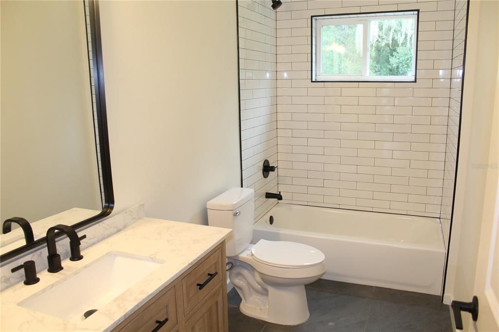 合同活跃: $479,999 (4 贝兹, 3 浴室, 1650 平方英尺)