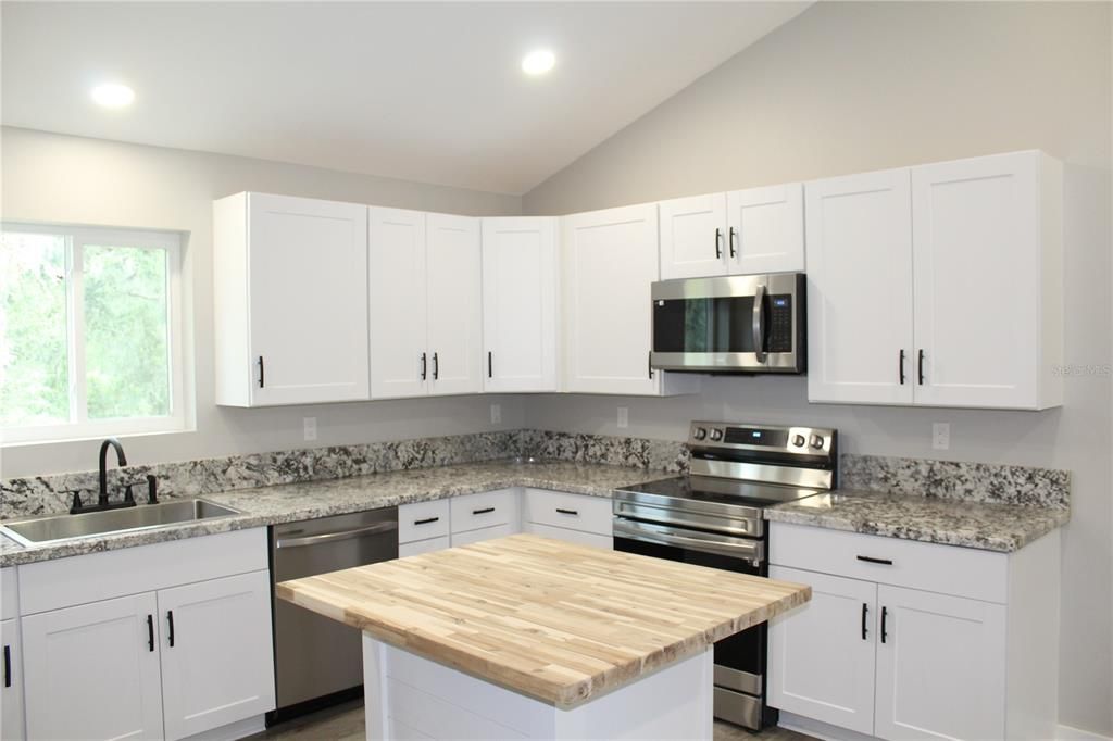 合同活跃: $479,999 (4 贝兹, 3 浴室, 1650 平方英尺)