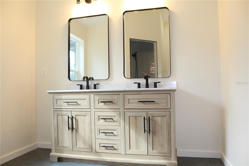 合同活跃: $479,999 (4 贝兹, 3 浴室, 1650 平方英尺)