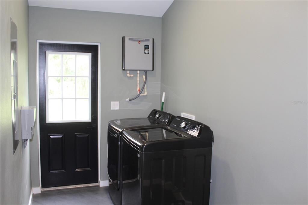 合同活跃: $479,999 (4 贝兹, 3 浴室, 1650 平方英尺)