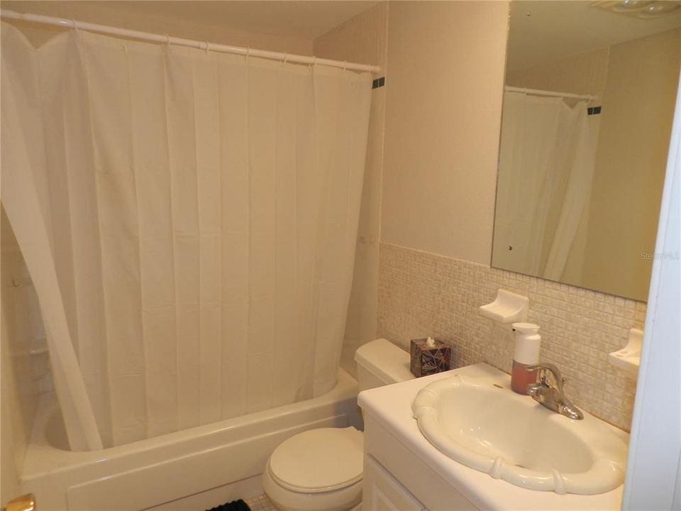 Active With Contract: $119,000 (2 beds, 2 baths, 885 Square Feet)