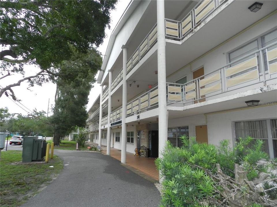 Active With Contract: $119,000 (2 beds, 2 baths, 885 Square Feet)