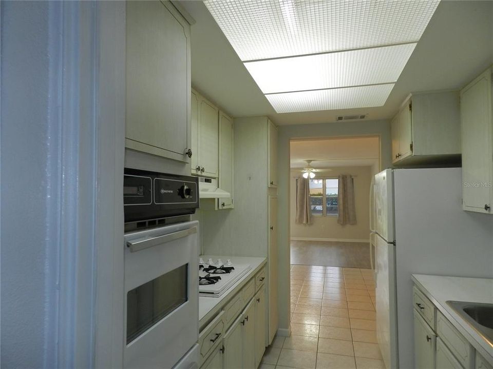 Active With Contract: $119,000 (2 beds, 2 baths, 885 Square Feet)