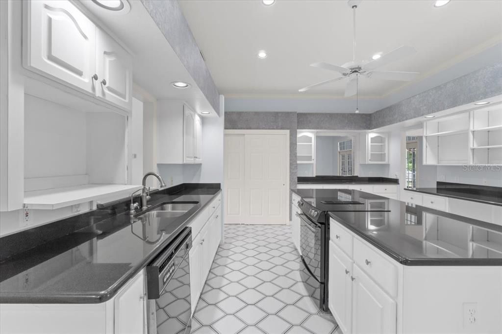 En Venta: $598,000 (4 camas, 2 baños, 3114 Pies cuadrados)