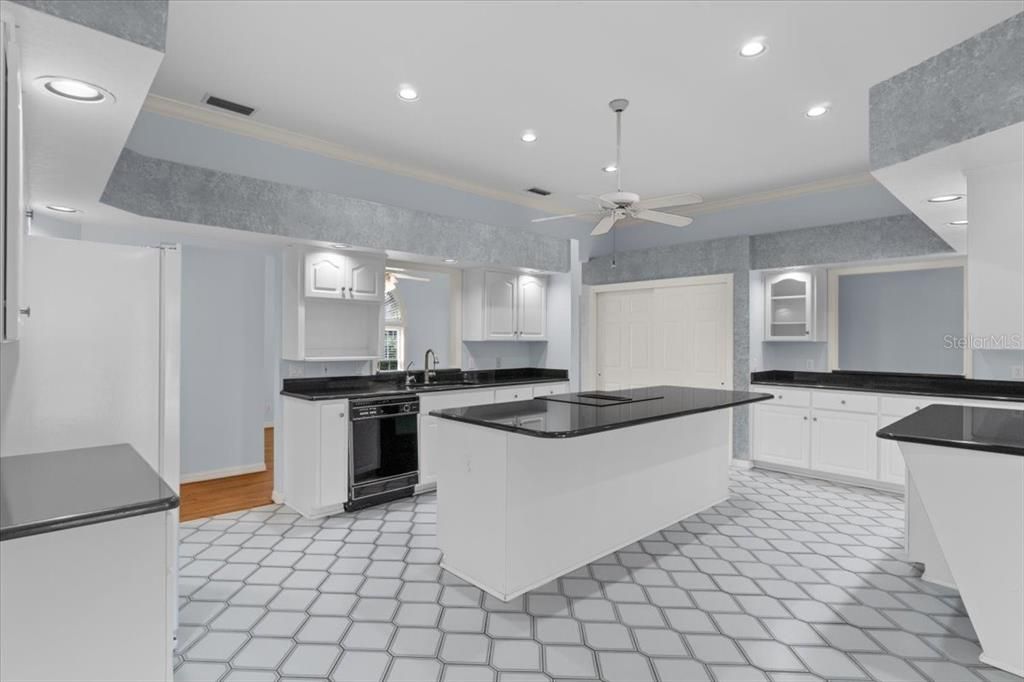 En Venta: $598,000 (4 camas, 2 baños, 3114 Pies cuadrados)