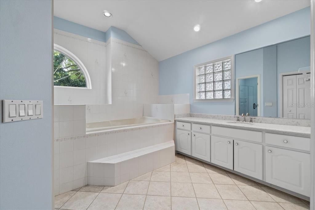 En Venta: $598,000 (4 camas, 2 baños, 3114 Pies cuadrados)