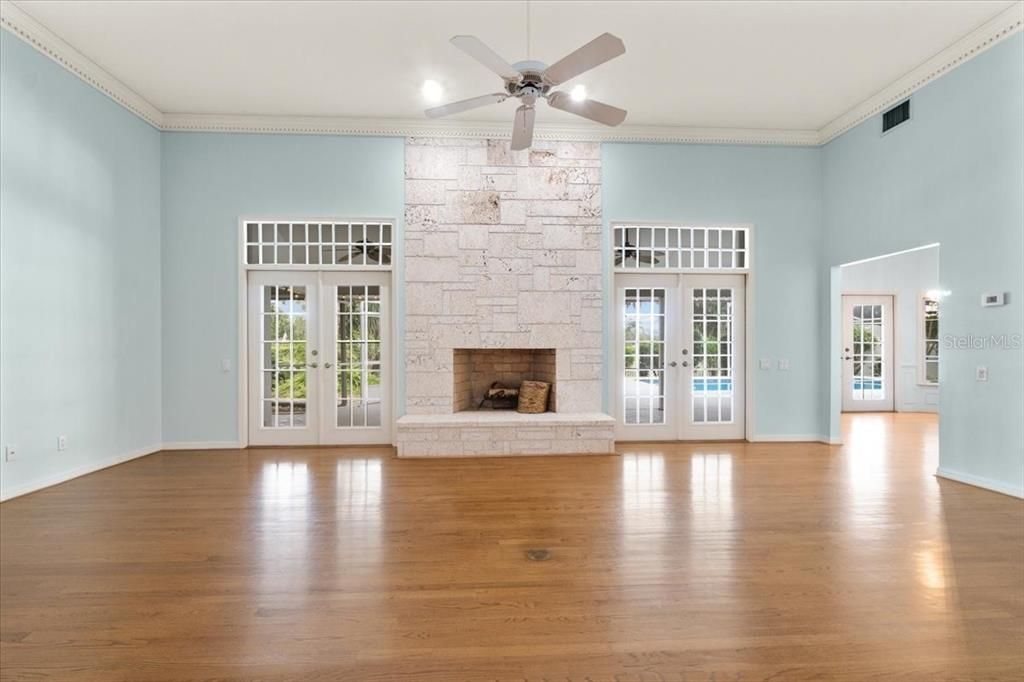 En Venta: $598,000 (4 camas, 2 baños, 3114 Pies cuadrados)