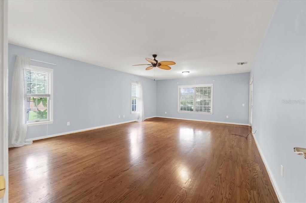 En Venta: $598,000 (4 camas, 2 baños, 3114 Pies cuadrados)