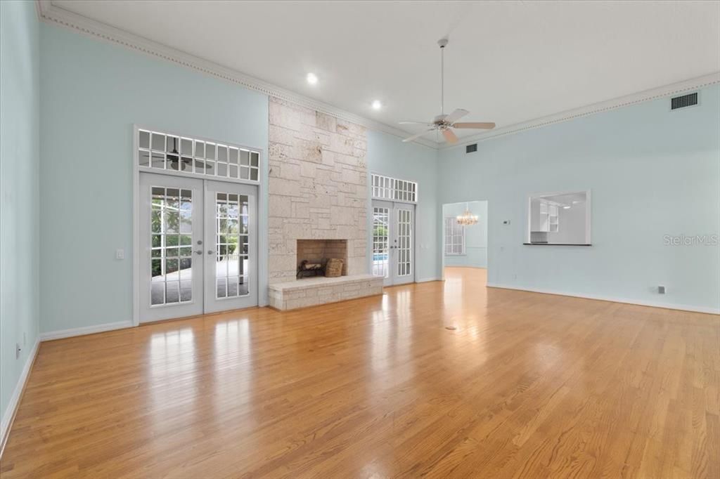 En Venta: $598,000 (4 camas, 2 baños, 3114 Pies cuadrados)