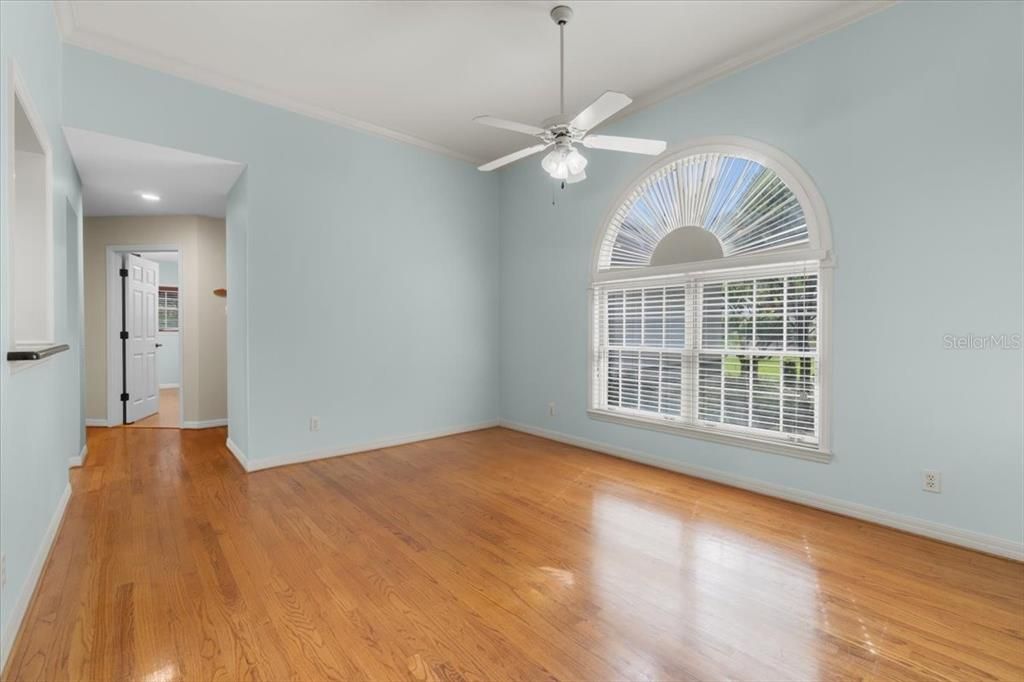 En Venta: $598,000 (4 camas, 2 baños, 3114 Pies cuadrados)