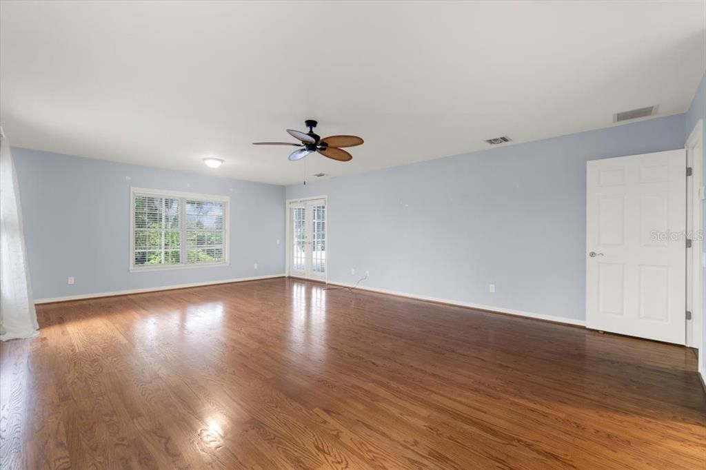 En Venta: $598,000 (4 camas, 2 baños, 3114 Pies cuadrados)