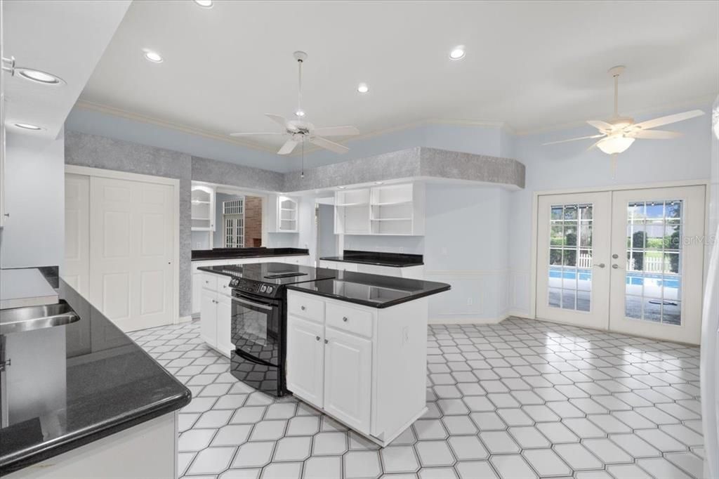 En Venta: $598,000 (4 camas, 2 baños, 3114 Pies cuadrados)