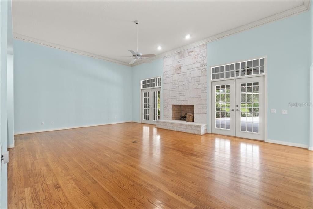 En Venta: $598,000 (4 camas, 2 baños, 3114 Pies cuadrados)