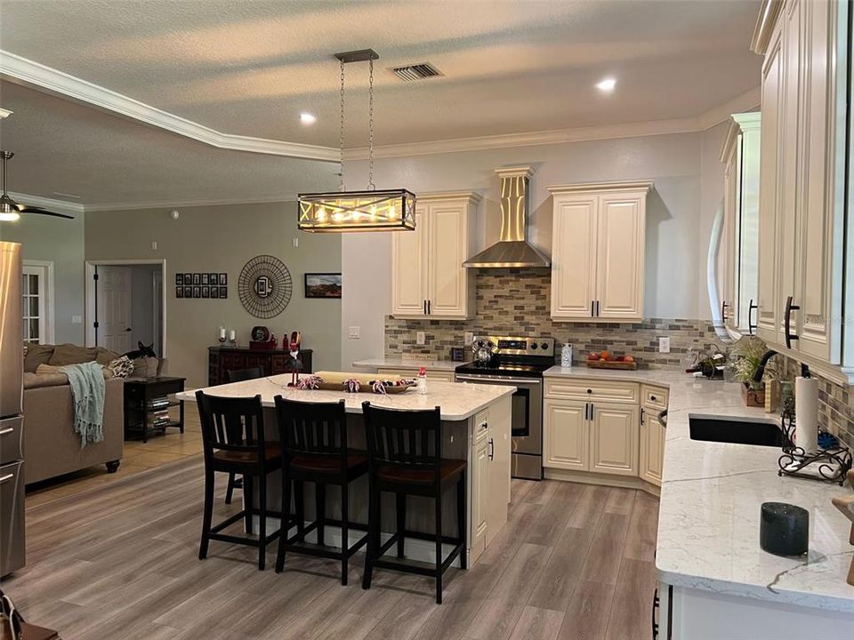 For Sale: $1,100,000 (4 beds, 2 baths, 2900 Square Feet)