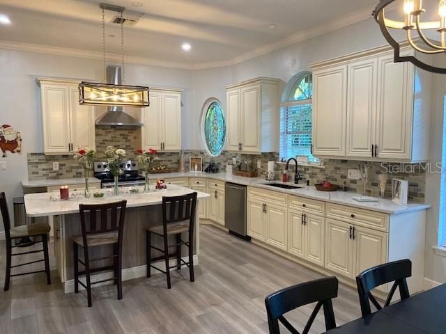 For Sale: $1,100,000 (4 beds, 2 baths, 2900 Square Feet)