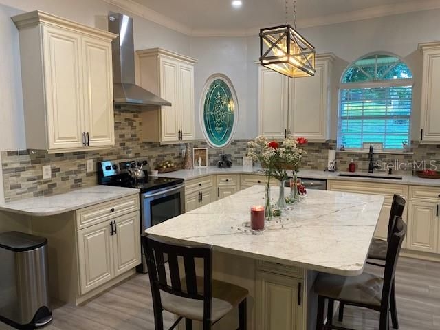 For Sale: $1,100,000 (4 beds, 2 baths, 2900 Square Feet)