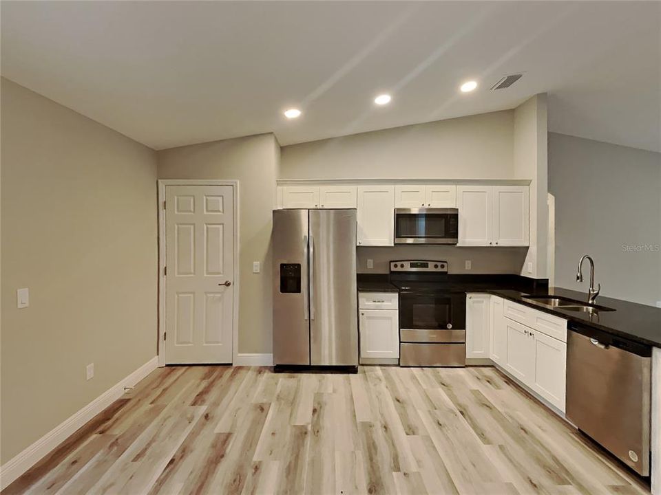 For Rent: $1,650 (3 beds, 2 baths, 1504 Square Feet)