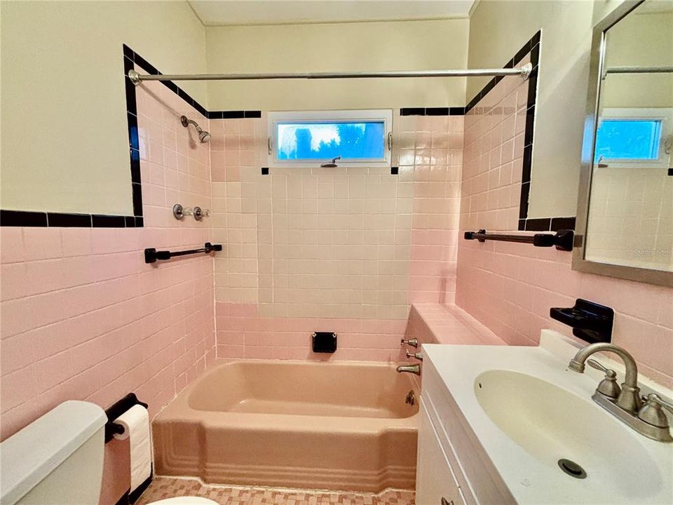 Под контрактом: $2,100 (2 спален, 2 ванн, 1208 Квадратных фут)