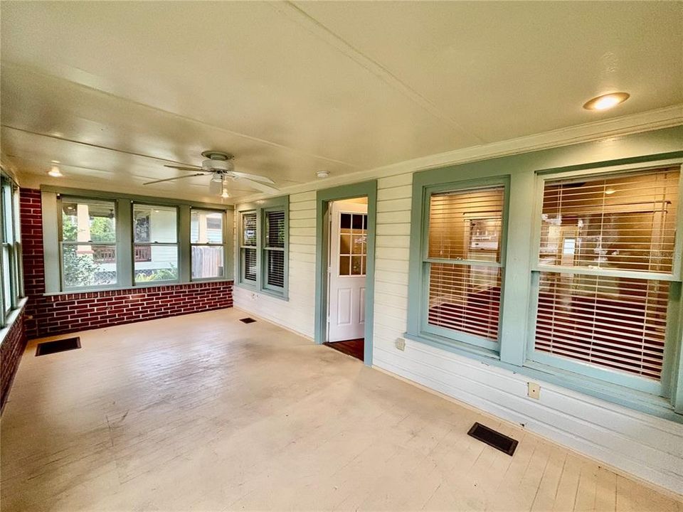 Под контрактом: $2,100 (2 спален, 2 ванн, 1208 Квадратных фут)