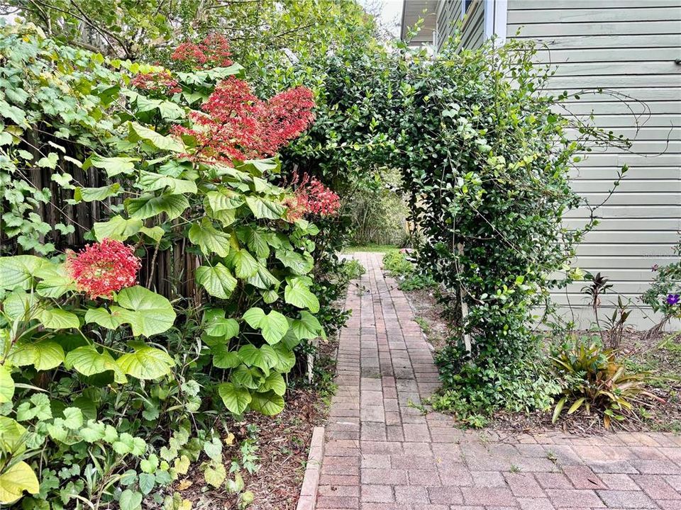 Под контрактом: $2,100 (2 спален, 2 ванн, 1208 Квадратных фут)