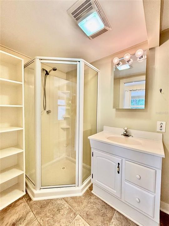 Под контрактом: $2,100 (2 спален, 2 ванн, 1208 Квадратных фут)