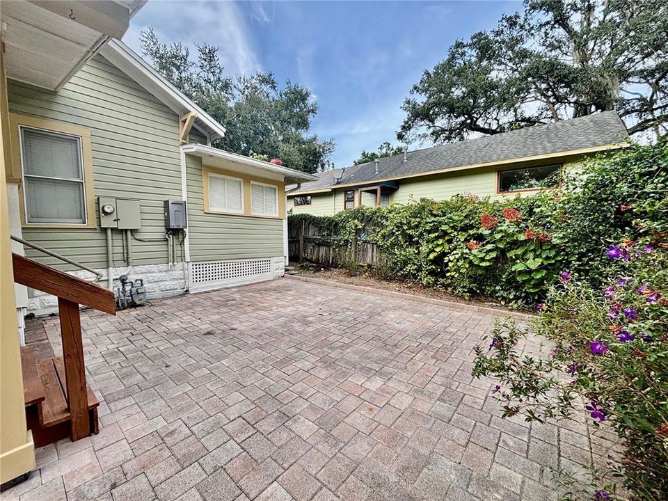 Под контрактом: $2,100 (2 спален, 2 ванн, 1208 Квадратных фут)