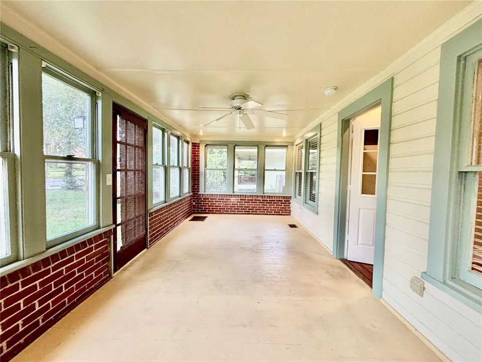 Под контрактом: $2,100 (2 спален, 2 ванн, 1208 Квадратных фут)