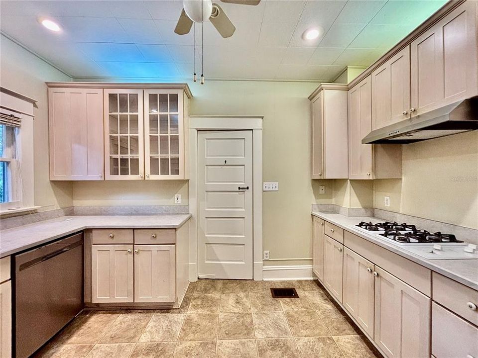 Под контрактом: $2,100 (2 спален, 2 ванн, 1208 Квадратных фут)