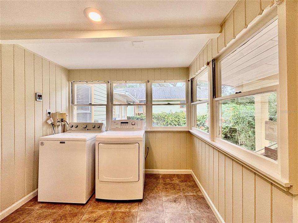 Под контрактом: $2,100 (2 спален, 2 ванн, 1208 Квадратных фут)