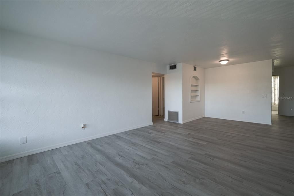 Active With Contract: $95,900 (2 beds, 1 baths, 835 Square Feet)