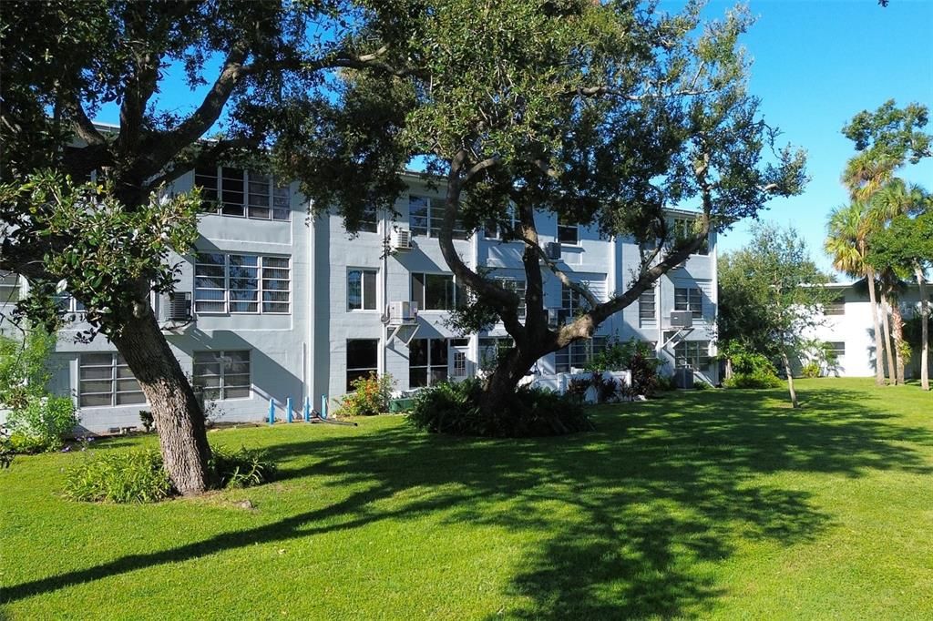 Active With Contract: $95,900 (2 beds, 1 baths, 835 Square Feet)