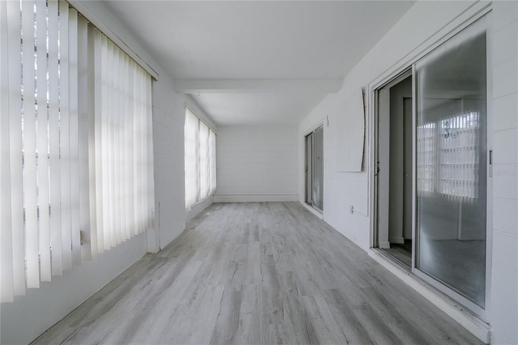 Active With Contract: $95,900 (2 beds, 1 baths, 835 Square Feet)