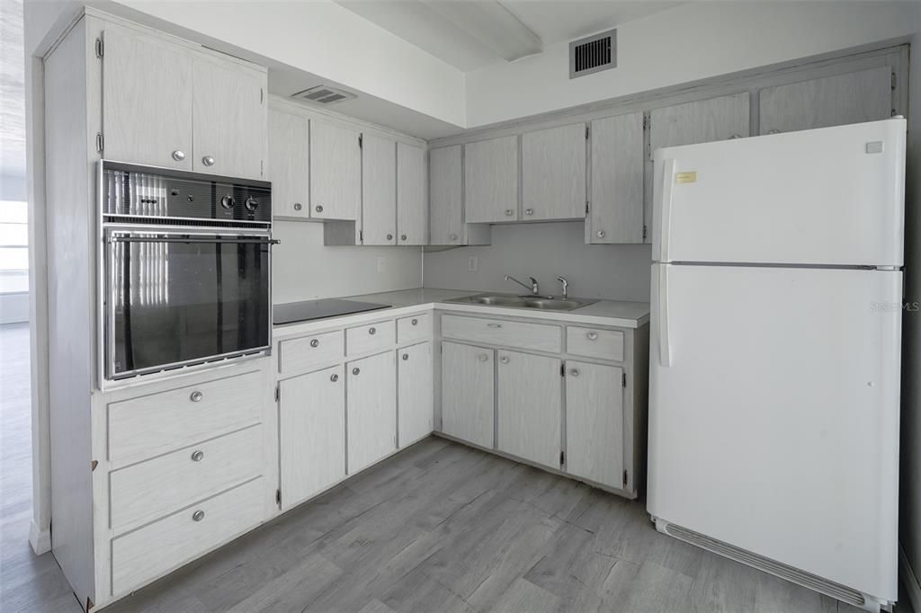 Active With Contract: $95,900 (2 beds, 1 baths, 835 Square Feet)