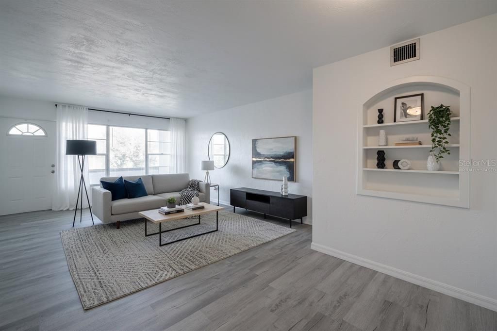 Active With Contract: $95,900 (2 beds, 1 baths, 835 Square Feet)