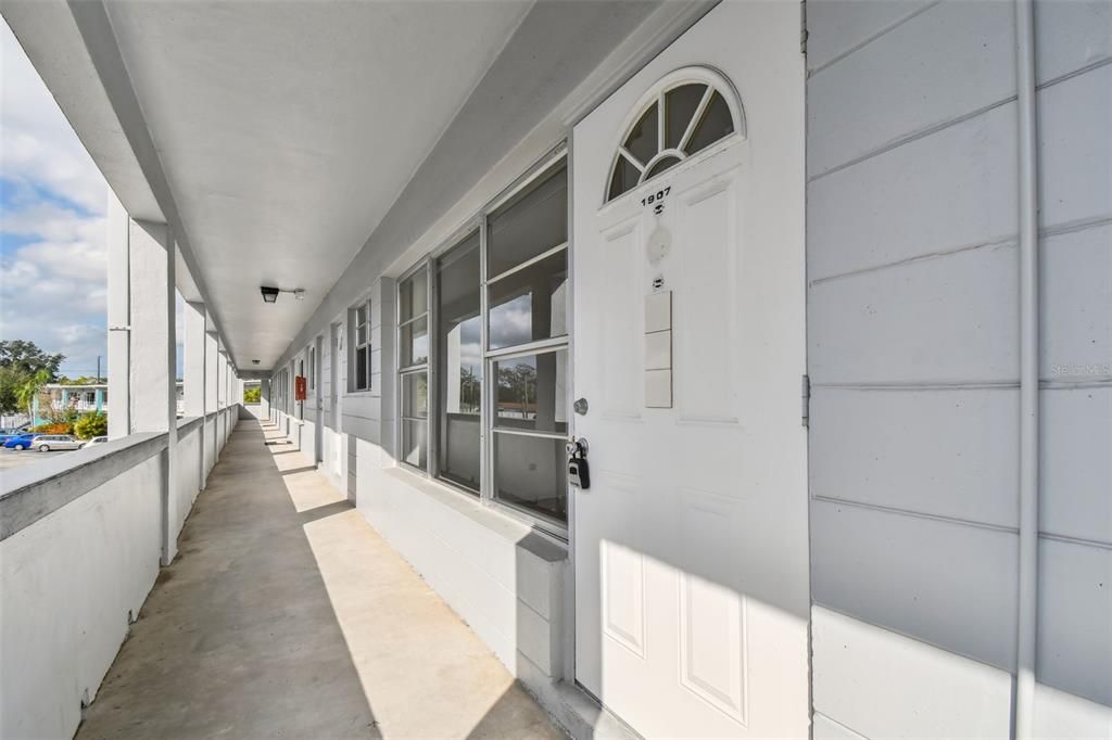 Active With Contract: $95,900 (2 beds, 1 baths, 835 Square Feet)