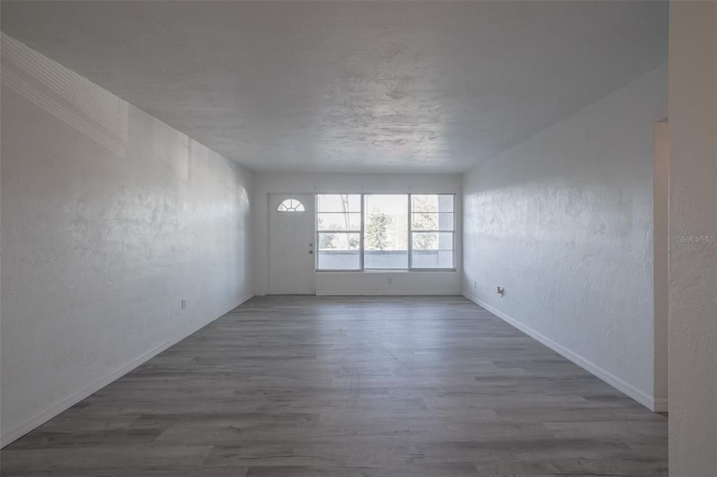 Active With Contract: $95,900 (2 beds, 1 baths, 835 Square Feet)