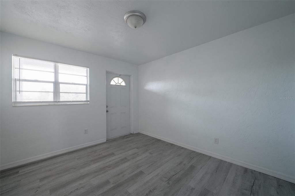 Active With Contract: $95,900 (2 beds, 1 baths, 835 Square Feet)