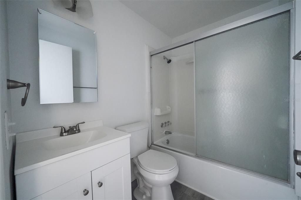 Active With Contract: $95,900 (2 beds, 1 baths, 835 Square Feet)