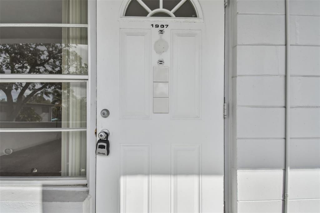 Active With Contract: $95,900 (2 beds, 1 baths, 835 Square Feet)