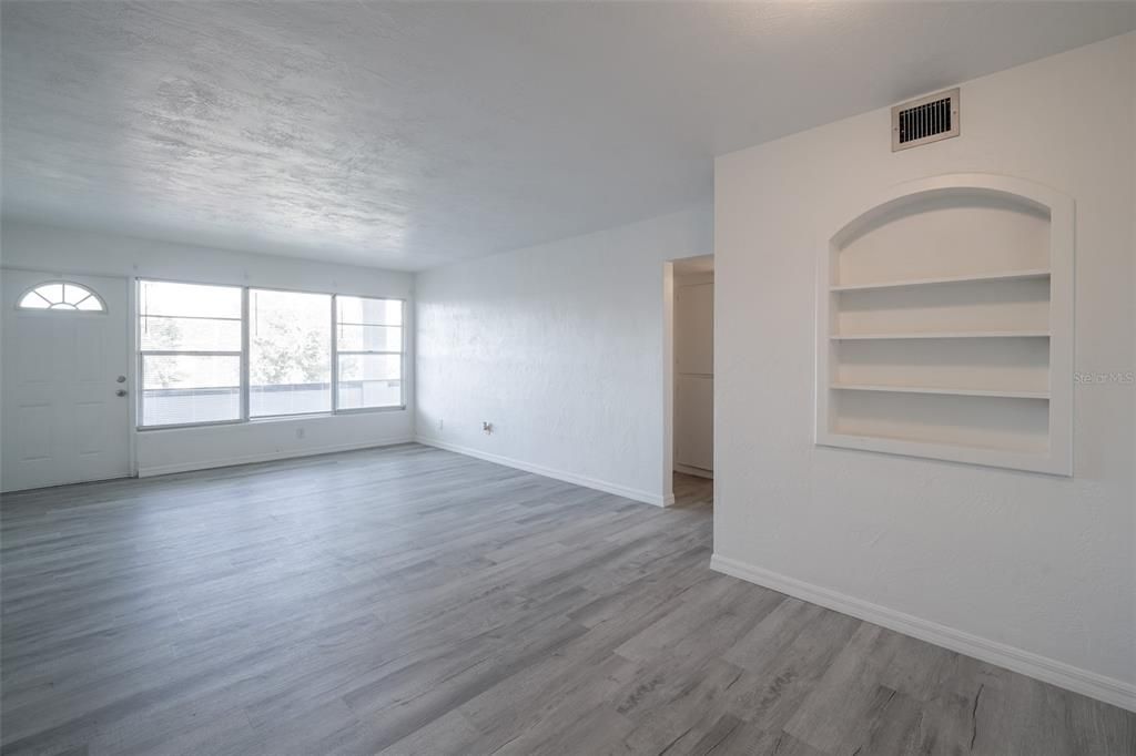 Active With Contract: $95,900 (2 beds, 1 baths, 835 Square Feet)