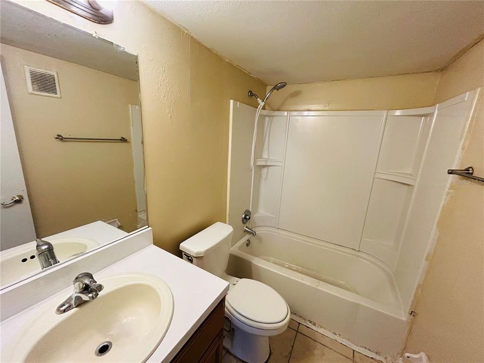 Под контрактом: $1,600 (3 спален, 2 ванн, 1338 Квадратных фут)