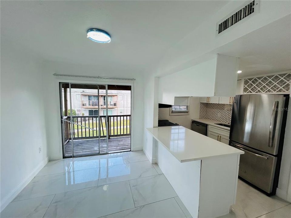 Под контрактом: $1,300 (2 спален, 1 ванн, 780 Квадратных фут)