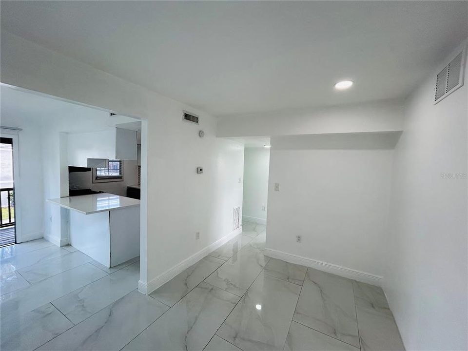 Под контрактом: $1,300 (2 спален, 1 ванн, 780 Квадратных фут)