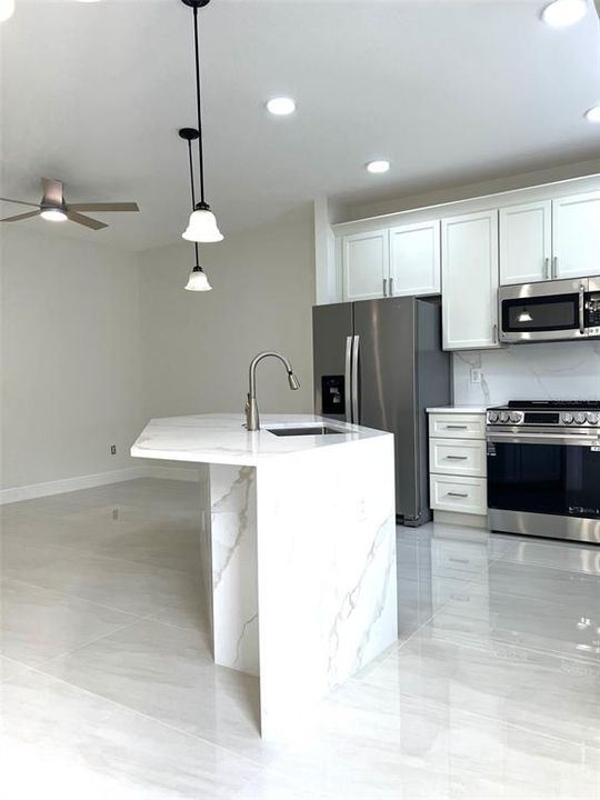 Под контрактом: $2,800 (4 спален, 3 ванн, 1512 Квадратных фут)