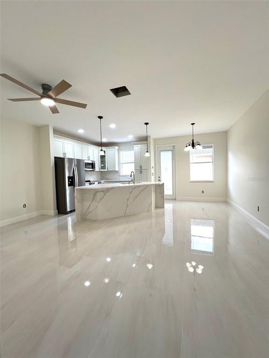 Под контрактом: $2,800 (4 спален, 3 ванн, 1512 Квадратных фут)