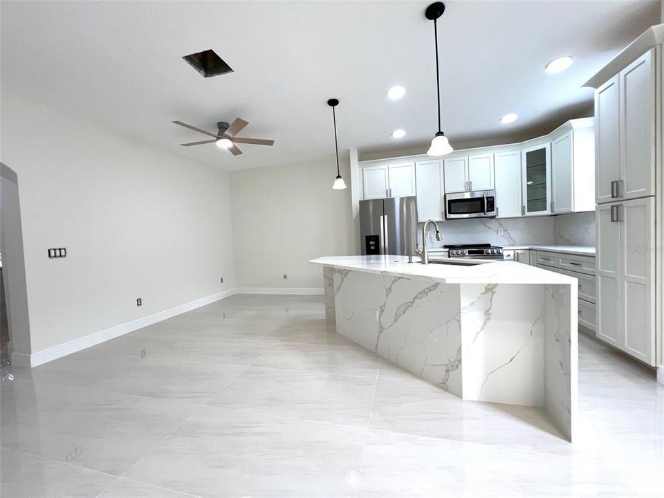 Под контрактом: $2,800 (4 спален, 3 ванн, 1512 Квадратных фут)