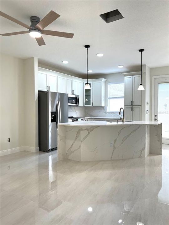 Под контрактом: $2,800 (4 спален, 3 ванн, 1512 Квадратных фут)