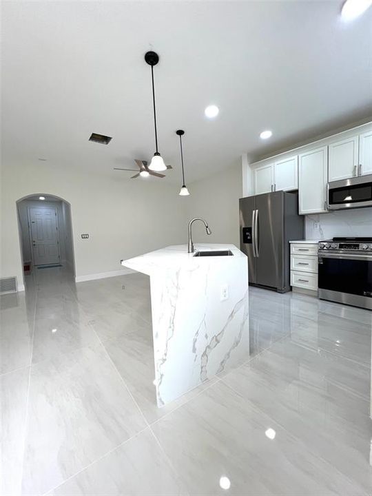 Под контрактом: $2,800 (4 спален, 3 ванн, 1512 Квадратных фут)