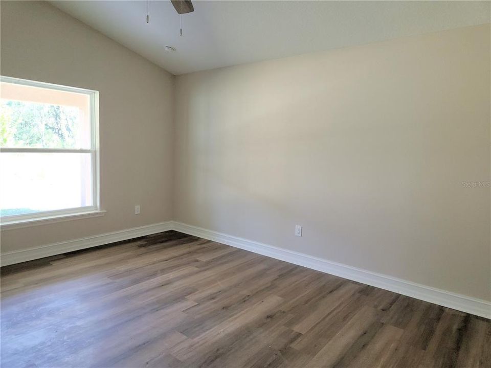 合同活跃: $449,000 (3 贝兹, 2 浴室, 1682 平方英尺)