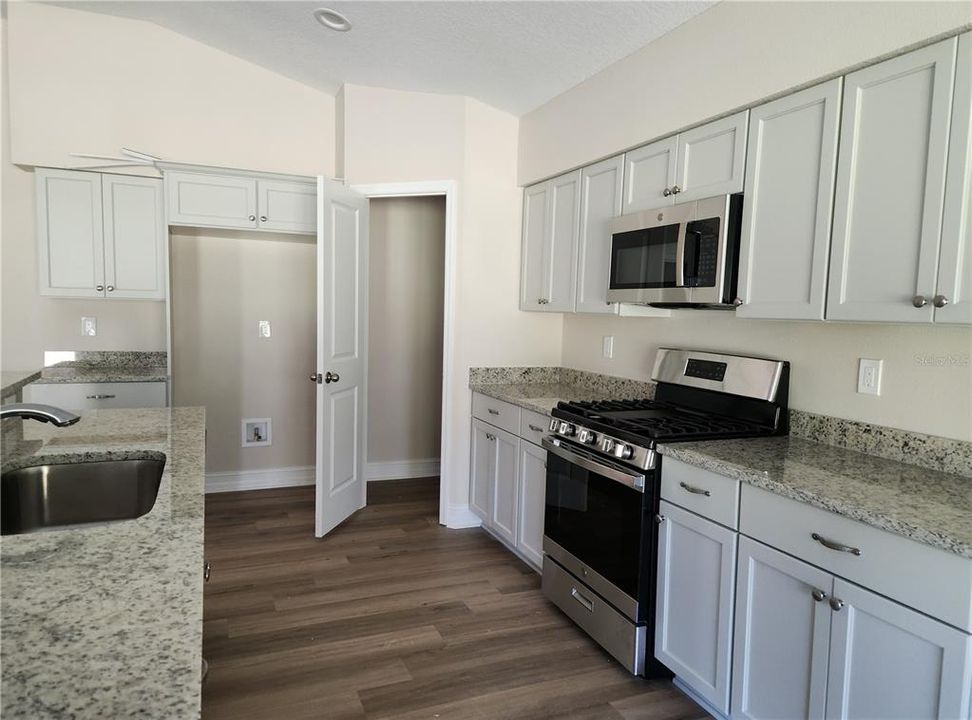 合同活跃: $449,000 (3 贝兹, 2 浴室, 1682 平方英尺)